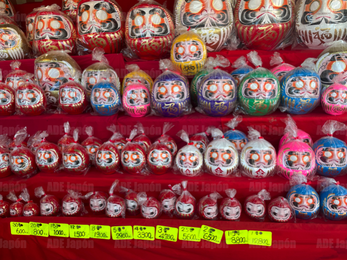 Venta de darumas en festival de Japón, Foto por ADE Japón